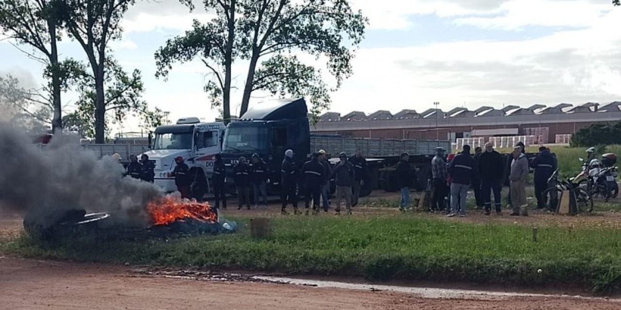 Protesta de los obreros frente a la planta de Cerro Negro